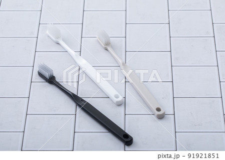 タイルに置かれた歯ブラシ　toothbrush 91921851