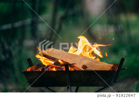 夏のキャンプで焚き火（夜・夕方） 91922647