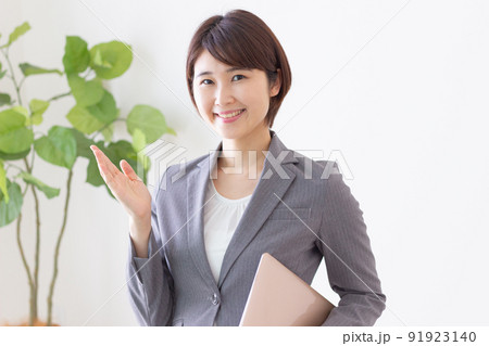 スーツを着たビジネスウーマン スーツを着たビジネスウーマン 91923140