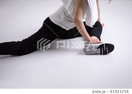 ストレッチする女性　Woman stretching 91923256