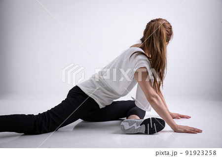 ストレッチする女性 Woman stretching ストレッチする女性 Woman stretching 91923258