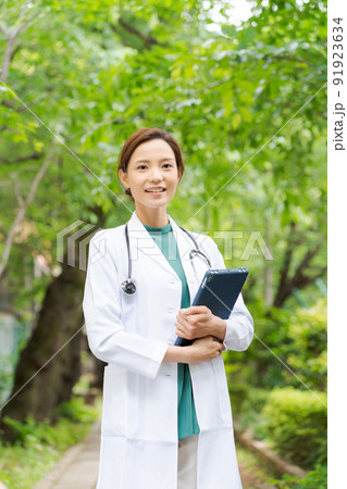 医者 医療従事者 女性 緑背景 医者 医療従事者 女性 緑背景 91923634