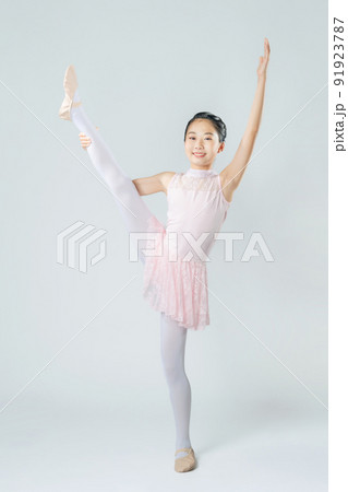 バレエ衣装を着た女の子　バレリーナ　Y字バランス 91923787