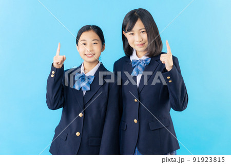 制服を着た二人の少女　女子中学生 91923815
