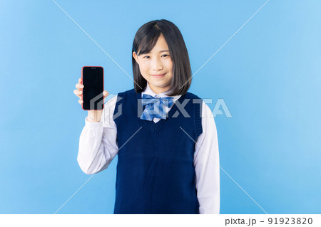 スマホの画面を見せる女子学生 91923820