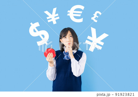 お金について考える女子学生 お金について考える女子学生 91923821