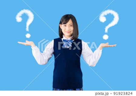 比較する女子学生 比較する女子学生 91923824