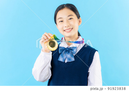 金メダルを持つ女子学生 91923838