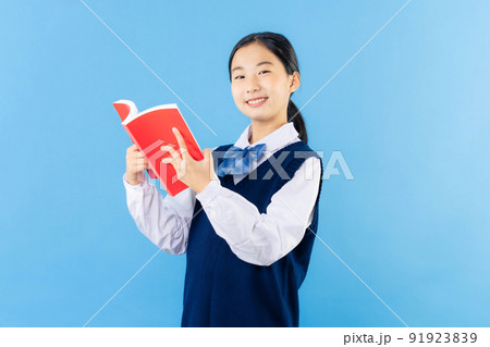 本を読む女性学生 91923839