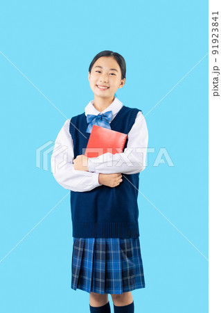 本を持つ女性学生 本を持つ女性学生 91923841