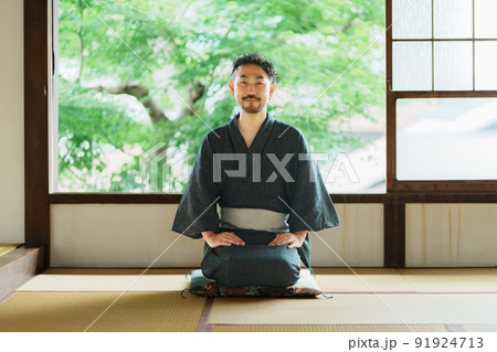 正座する和装の男性 正座する和装の男性 91924713