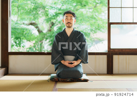 正座する和装の男性 91924714