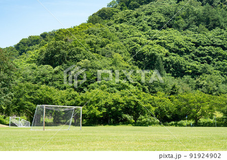 サッカーゴールと山 91924902