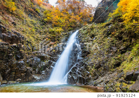 青森県 紅葉の白神山地　～暗門の滝 (第一の滝)～ 91925124