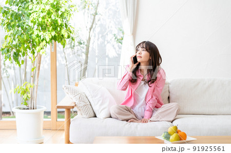スマホで電話する若い女性 スマホで電話する若い女性 91925561