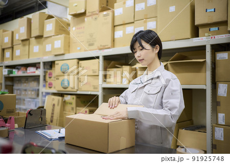 ビジネスシーン 倉庫で出荷作業をする女性 ビジネスシーン 倉庫で出荷作業をする女性 91925748