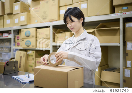 ビジネスシーン 倉庫で出荷作業をする女性 ビジネスシーン 倉庫で出荷作業をする女性 91925749