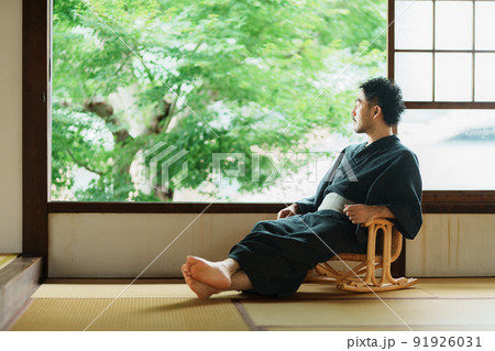 座椅子に座る和服の男性 91926031