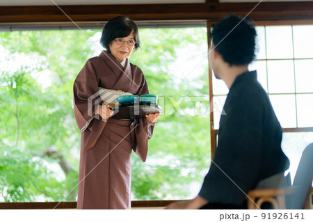 シニア仲居さんイメージ シニア仲居さんイメージ 91926141