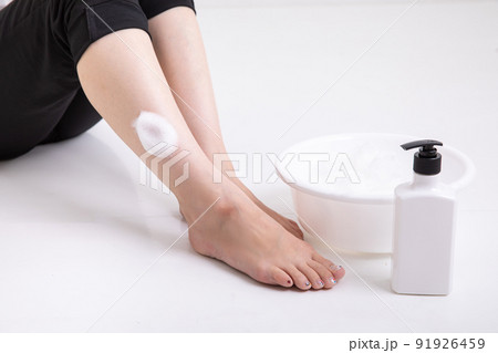 身体を洗う女性の足元 Women's feet washing their bodies 身体を洗う女性の足元 Women's feet washing their bodies 91926459