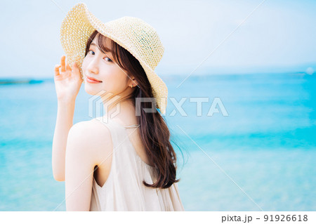 青い海と若い女性 青い海と若い女性 91926618