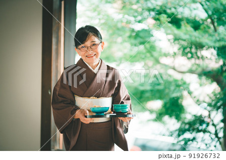食事を配膳するシニア仲居さん 食事を配膳するシニア仲居さん 91926732