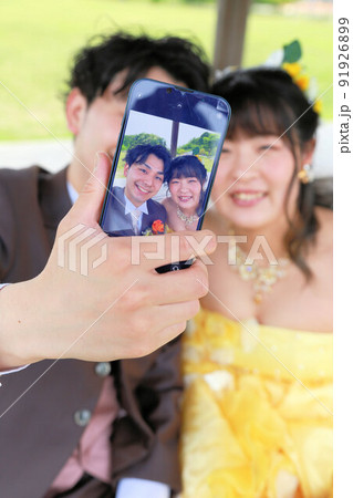 イエローのカクテルドレスの新婦様とブラウンのタキシードの新郎様のフォトウエディング・ウエディングドレ 91926899