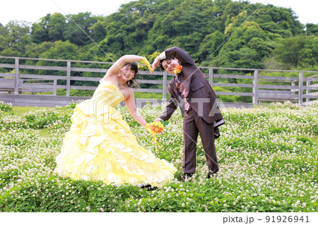 イエローのカクテルドレスの新婦様とブラウンのタキシードの新郎様のフォトウエディング・ウエディングドレ イエローのカクテルドレスの新婦様とブラウンのタキシードの新郎様のフォトウエディング・ウエディングドレ 91926941