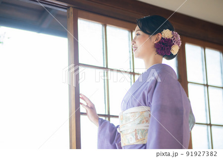夏着物の若い女性 91927382