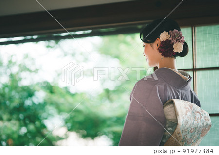 夏着物の若い女性 91927384