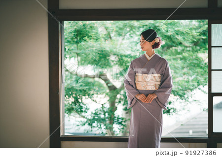 夏着物の若い女性 夏着物の若い女性 91927386