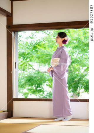 夏着物の若い女性 91927387