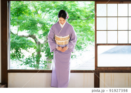 夏着物の若い女性 91927398