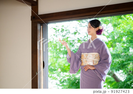 夏着物の若い女性 夏着物の若い女性 91927423