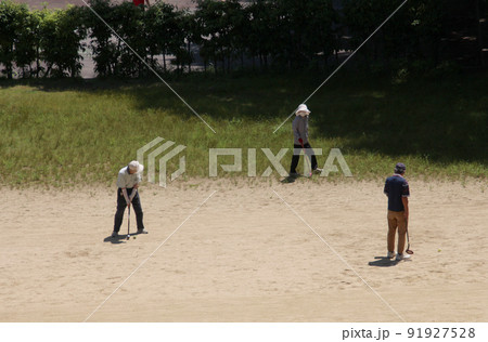 ゲートボールを楽しむ老人たち 91927528
