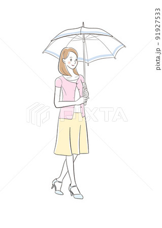 海辺で日傘を持つ女性 91927533