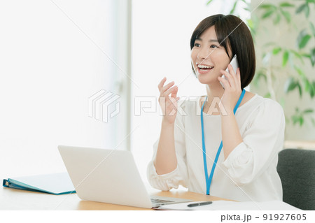 オフィスで電話するオフィスワーカー 91927605