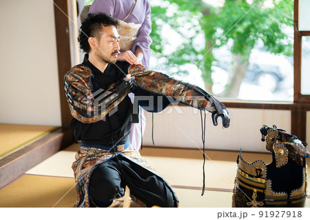 甲冑を着込む髭の男性 91927918