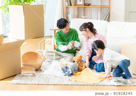引越しの準備をする若い家族 91928245