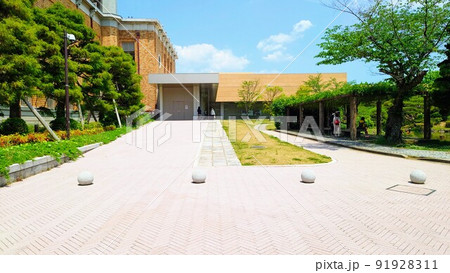 京セラ美術館の東エントランスと日本庭園と東山キューブ　正面 91928311