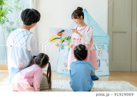 紙芝居をする保育士 91929069