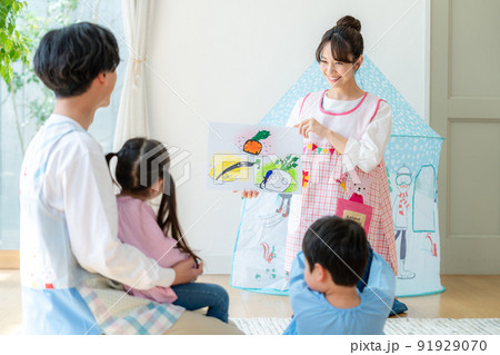 紙芝居をする保育士 91929070