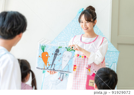 紙芝居をする保育士 紙芝居をする保育士 91929072