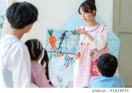 紙芝居をする保育士 紙芝居をする保育士 91929074