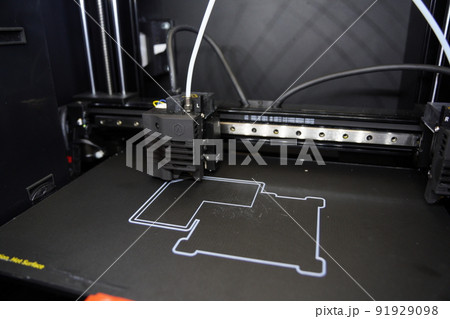 造形中の3Dプリンター 91929098