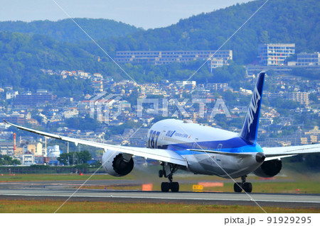 大阪国際空港　離着陸する旅客機　ボーイング787 91929295
