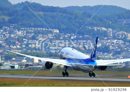 大阪国際空港　離着陸する旅客機　ボーイング787 91929296