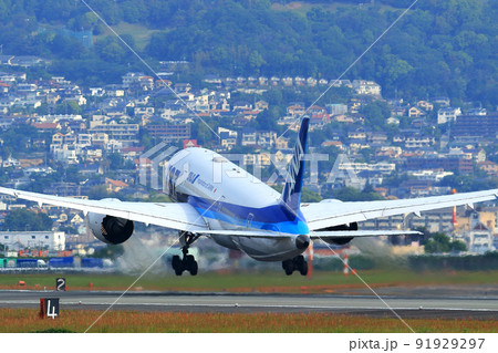 大阪国際空港　離着陸する旅客機　ボーイング787 91929297