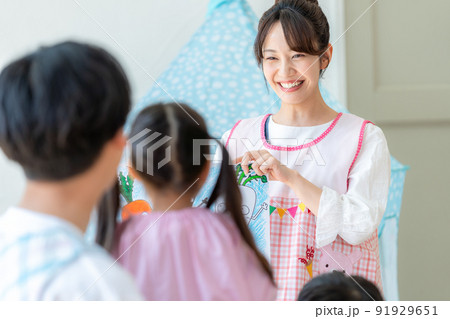 紙芝居をする保育士 91929651