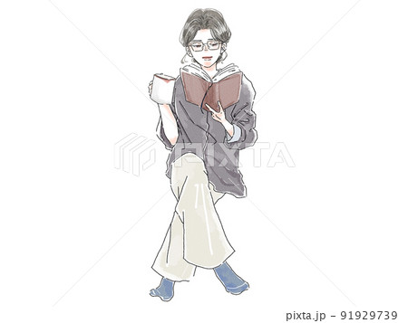 コーヒーを飲みながら読書をする女性 91929739